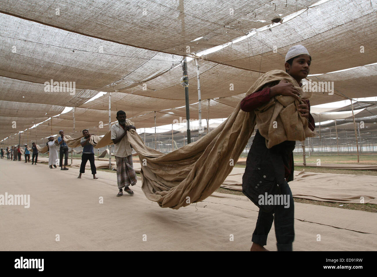 Dhaka, Bangladesh. 09Th Jan, 2015. Les volontaires musulmans du Bangladesh jute Faire tentes en préparation des trois jours "Biswa Ijtema' ou congrégation islamique mondiale sur les rives de la rivière Turag, à Tongi, au nord de Dhaka, 02 janvier 2015. Les trois jours de temps lslamic Congrégation, considéré comme le plus grand rassemblement islamique après le hajj pèlerinage à La Mecque, commencera le 09 janvier. Banque D'Images