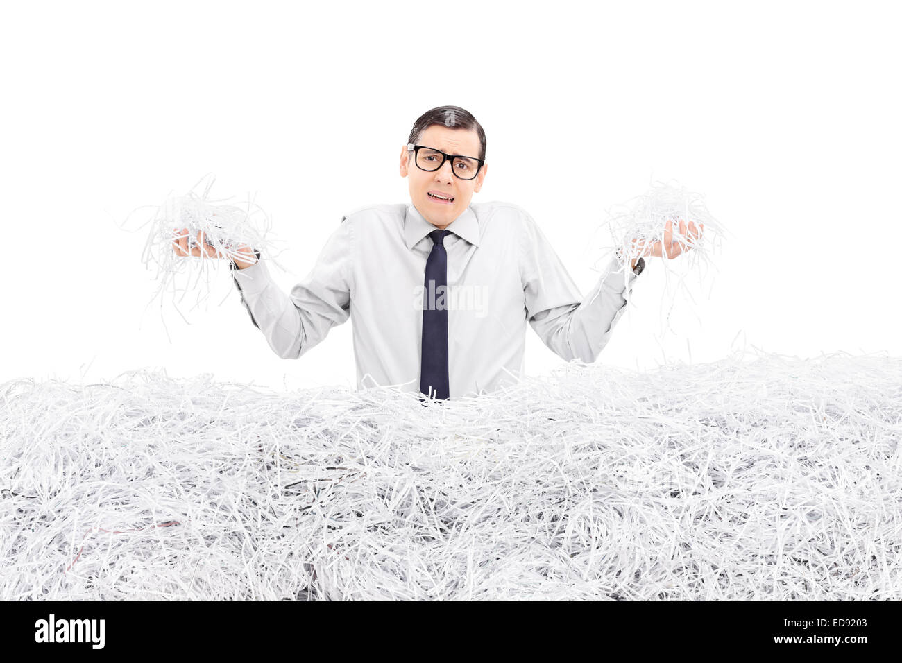 Employé impuissants holding bunch of shredded paper isolé sur fond blanc Banque D'Images