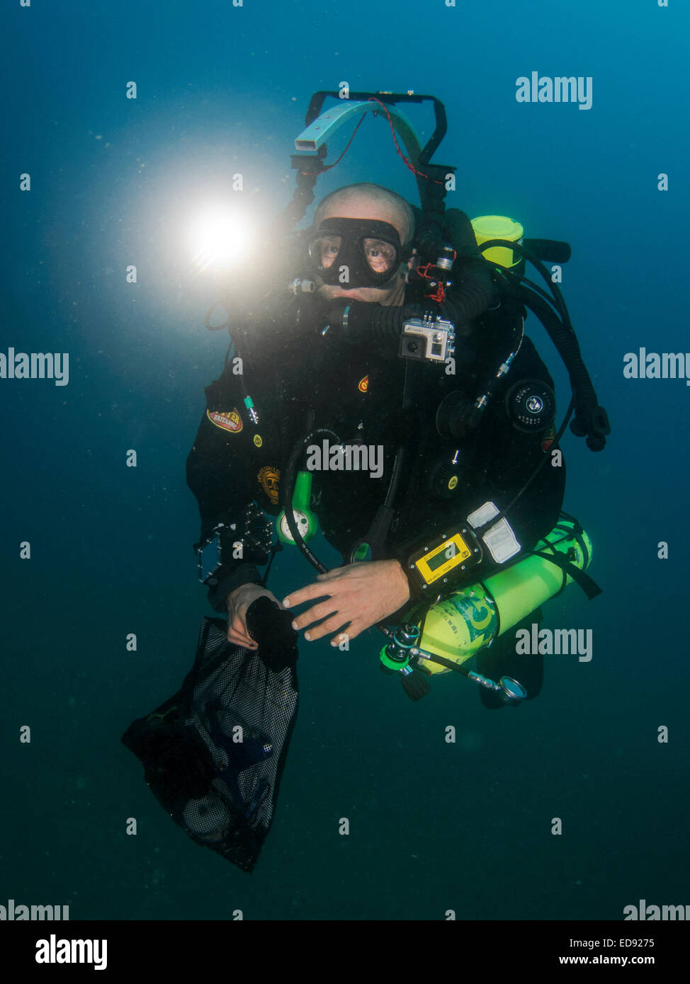 Professionnel padi effectuer un examen sous-marin de la Méditerranée des fonds marins. Action GoPro caméra est attaché à son wetsui Banque D'Images