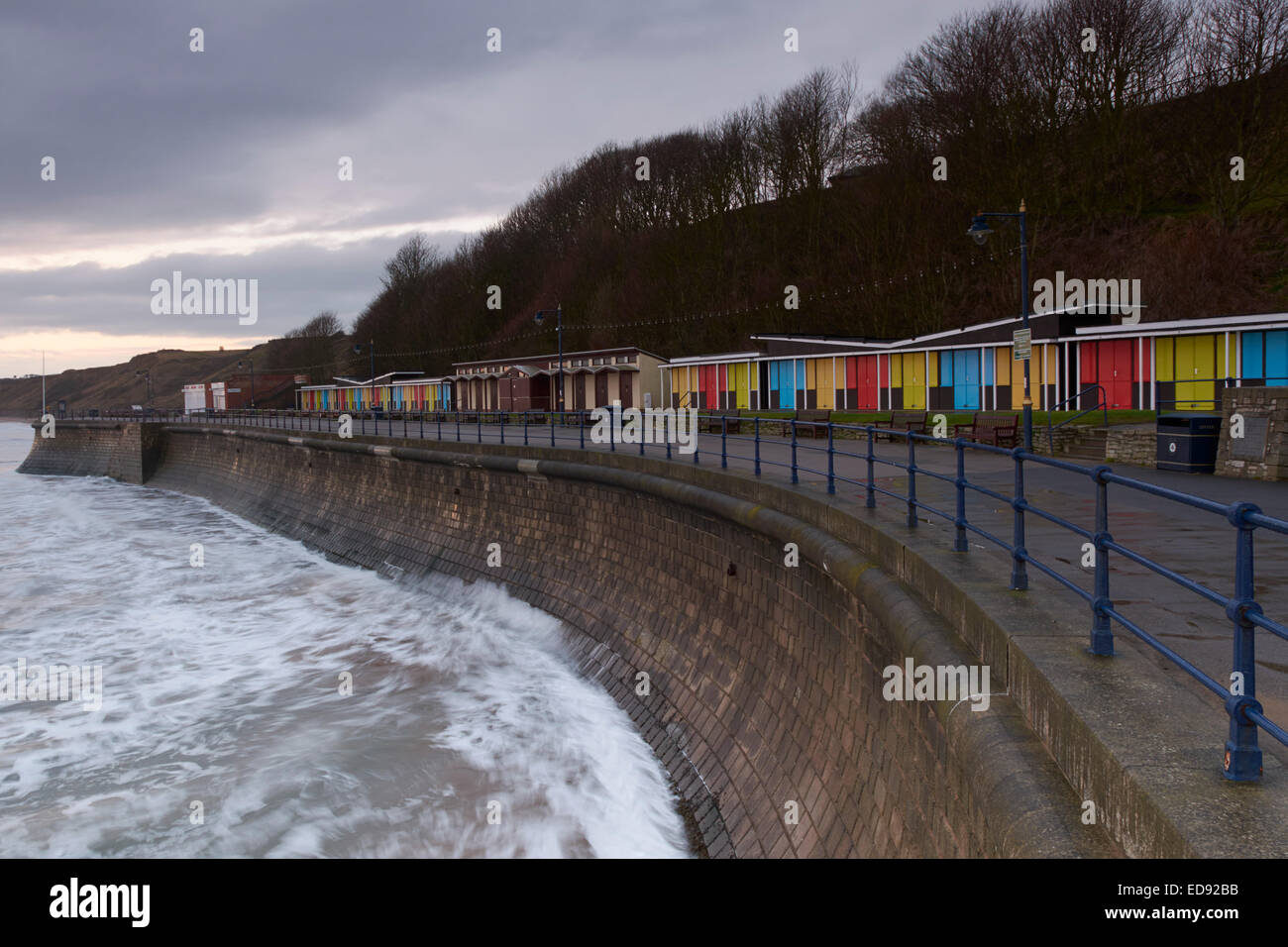 Cabines de plage sur la plage de St Francis Bay Bay - Yorkshire, Angleterre, Royaume-Uni Banque D'Images