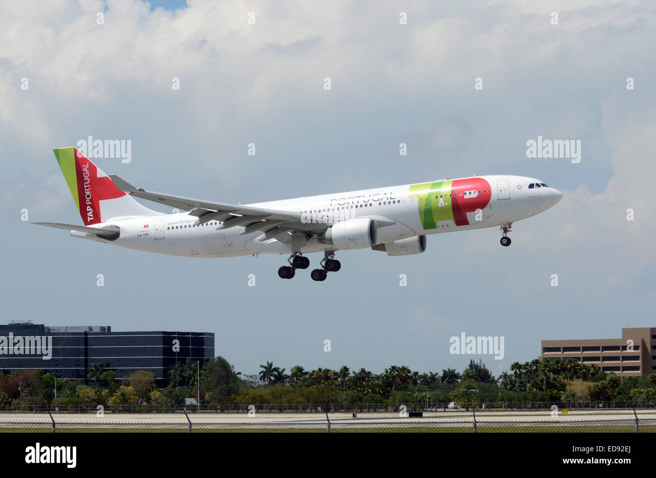 MIAMI - 14 avril : TAP Air Portugal Airbus A330 Jetliner arrive à Miami à partir de sa base à Lisbonne le 14 avril 2013. Banque D'Images