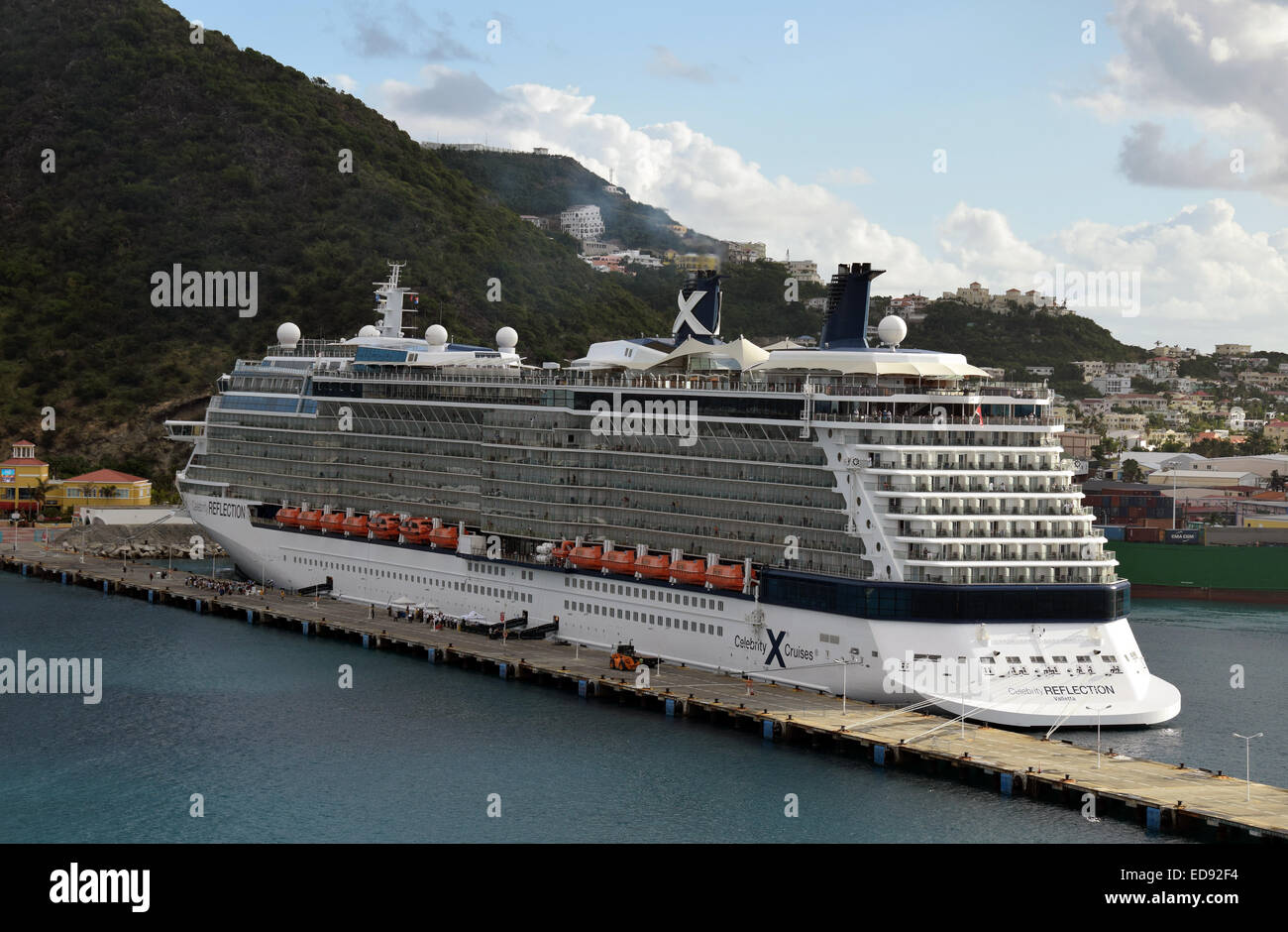 ST MAARTEN - 24 DÉCEMBRE : Celebrity réflexion arrive dans l'île des Caraïbes de de Saint Martin le 24 décembre 2014. L'île Banque D'Images