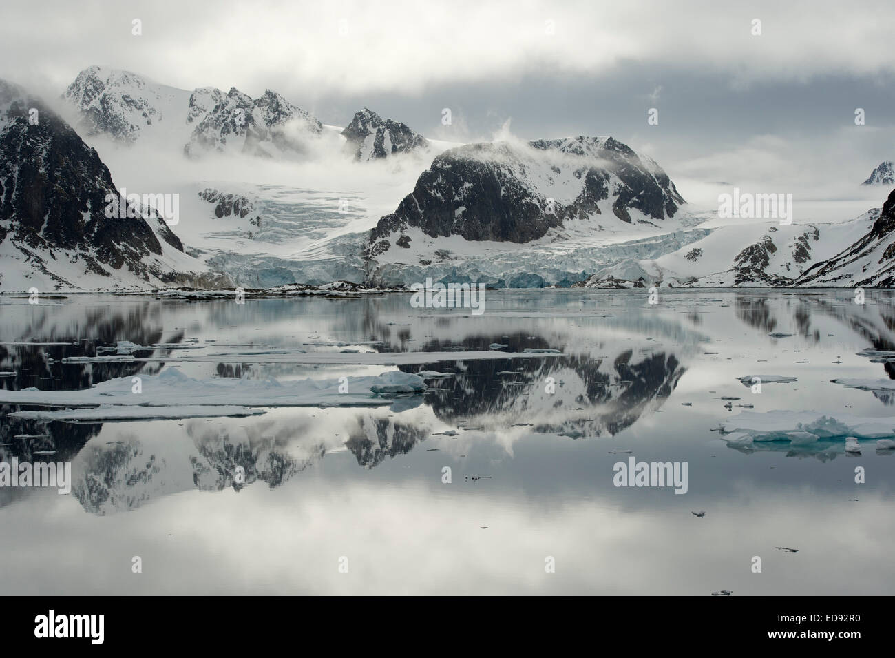 Montagnes enneigées, l'archipel du Spitzberg (Svalbard), la Norvège, Scandinavie Banque D'Images