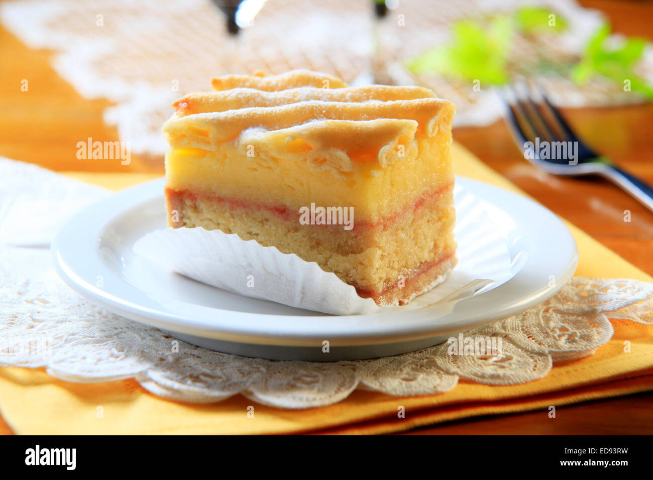 Tranche De Gateau Imbibe D Alcool Avec Garniture En Treillis Photo Stock Alamy Tranche De Gateau Imbibe D Alcool Avec Garniture En Treillis Photo Stock Alamy