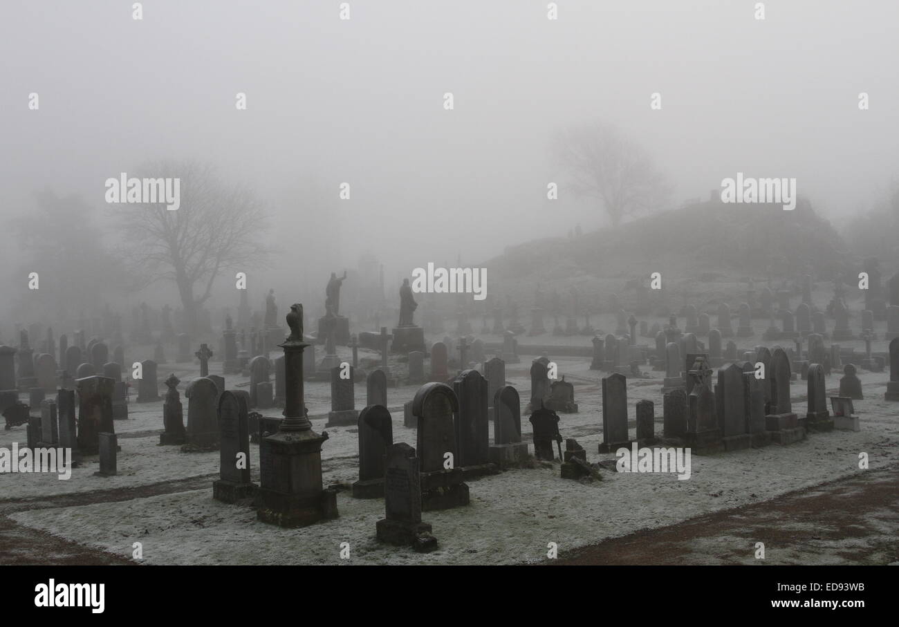 Stirling en Écosse cimetière brouillard décembre 2014 Banque D'Images