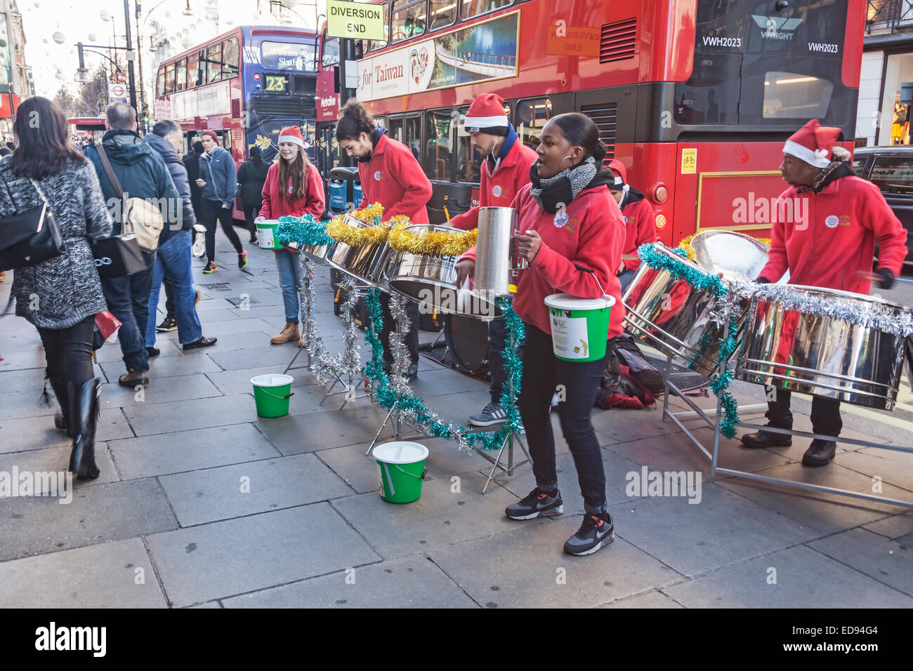 Londres, Oxford Street, un steel band de shoppers Noël divertissant Banque D'Images