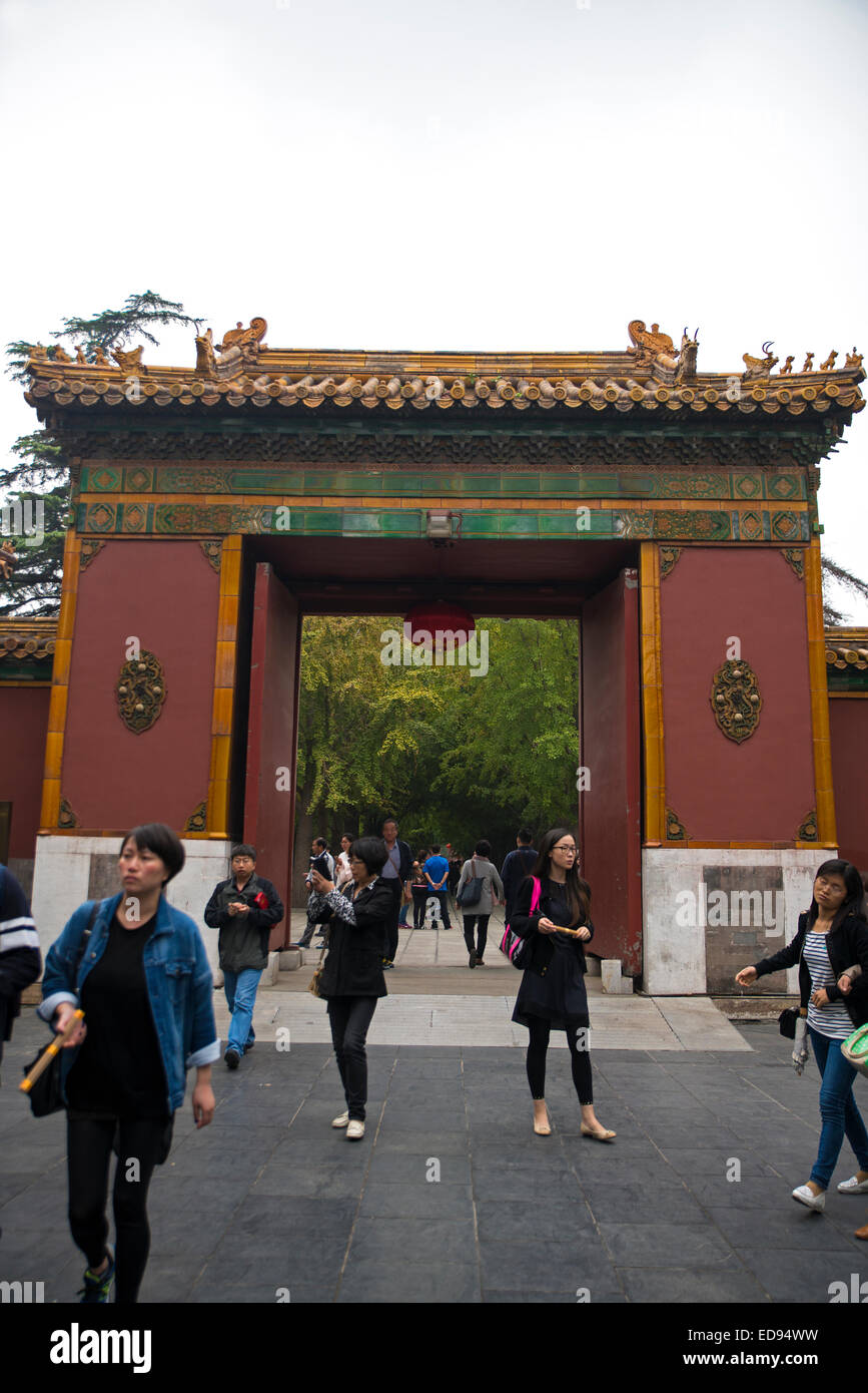 Les gens qui entrent dans un embarquement au Lama Temple, Beijing, Chine Banque D'Images