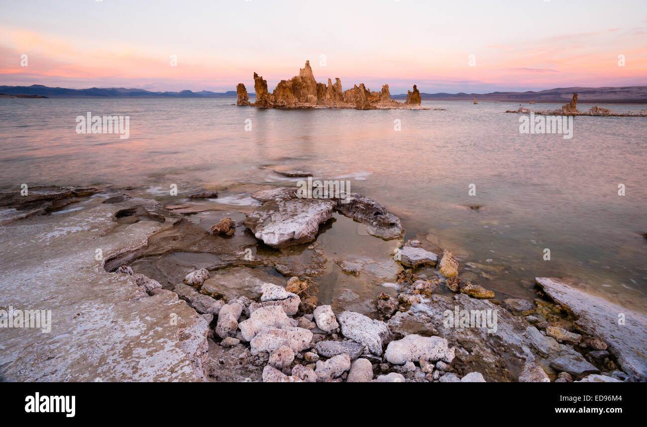 Le soleil s'est fixé sur l'Est de la Californie et Mono Lake Banque D'Images