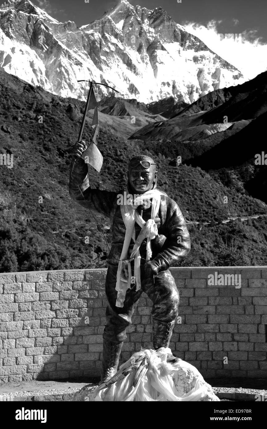 Sherpa Tenzing Norgay Stupa commémoratif, Namche Bazar village, camp de base de l'Everest trek, parc national de Sagarmatha, région de Khumbu Banque D'Images