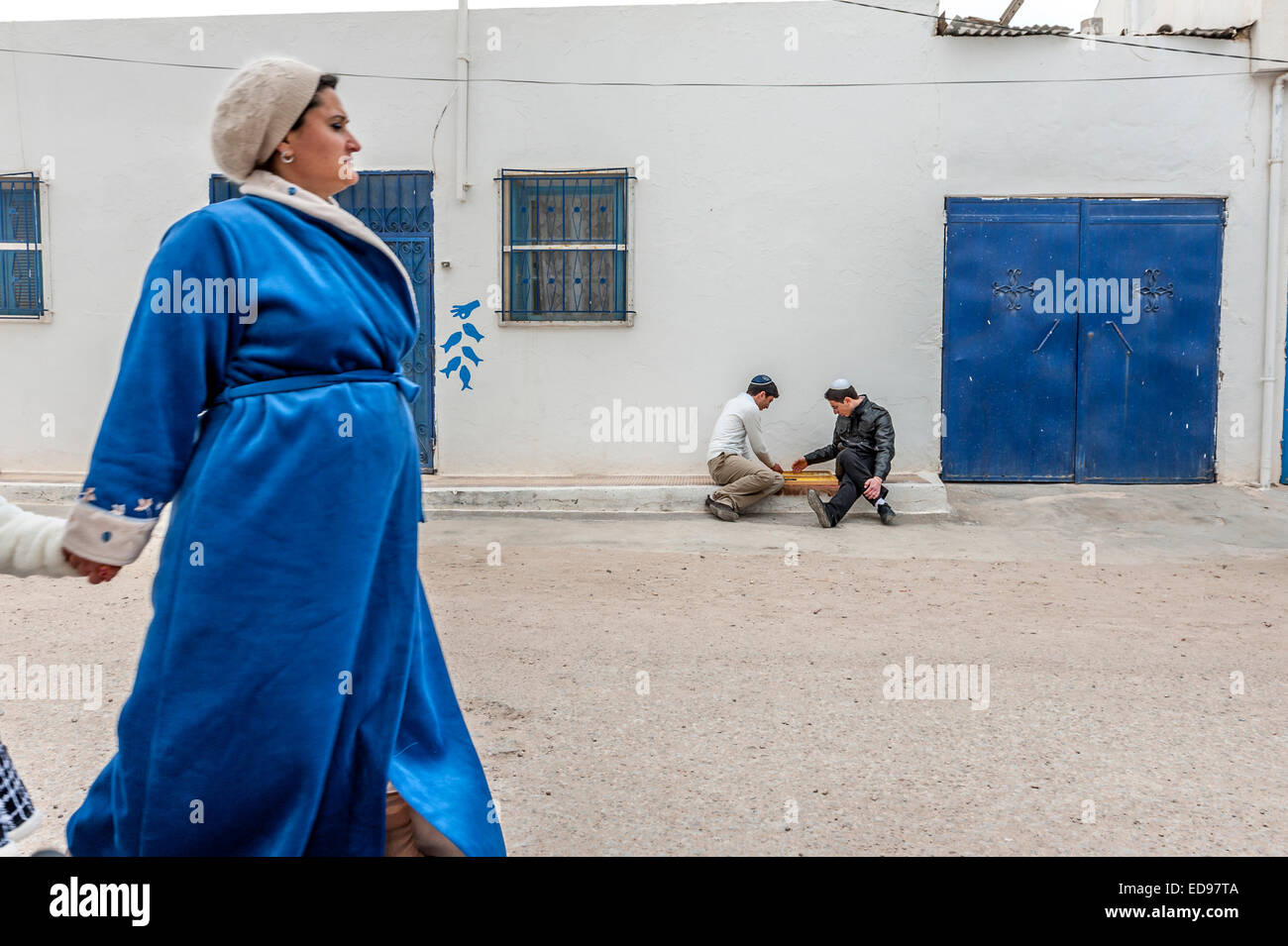 Les garçons juifs jouant au backgammon par la Synagogue Ghriba. Hara Seghira. Djerba. Tunsia. Afrique du Sud Banque D'Images