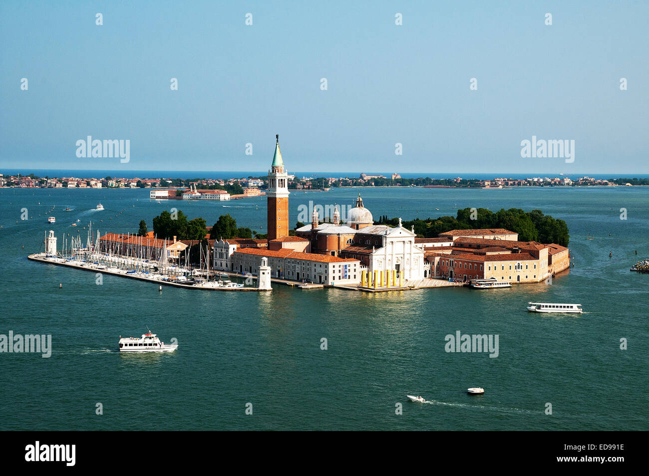 Île de San Giorgio Maggiore avec Lido et au-delà de la mer vu de la tour de l'île Bell Venise Italie ISOLA DI SAN GIORGIO M Banque D'Images