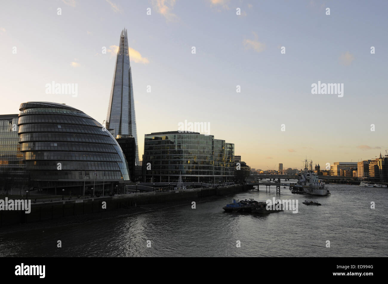 Vue depuis le Tower Bridge le long de la Tamise avec l'Hôtel de Ville et le fragment sur la gauche et le HMS Belfast et ville de Londres à droite Banque D'Images