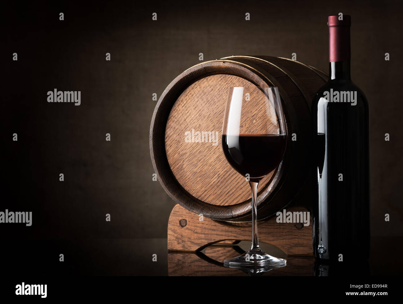 Vin rouge près de tonneau en bois sur un fond brun Banque D'Images