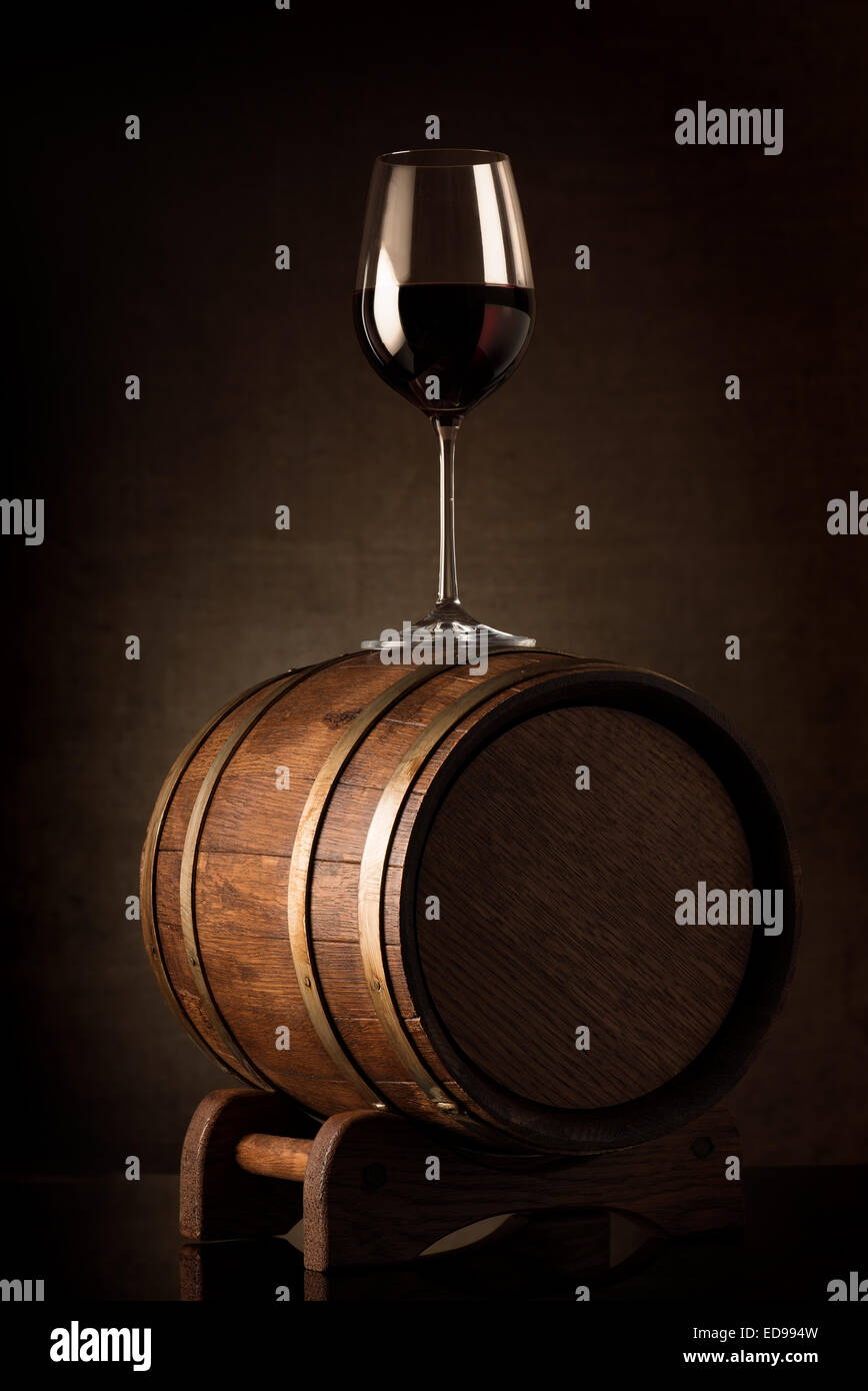 Verre de vin rouge sur un tonneau en bois Banque D'Images