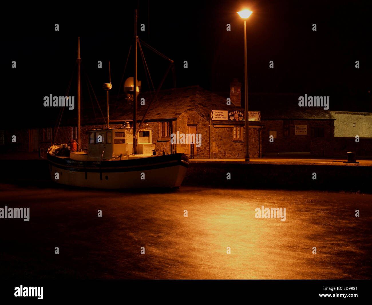 Vieux bateau amarré sous la lumière de la rue, Bude, Cornwall, UK Banque D'Images