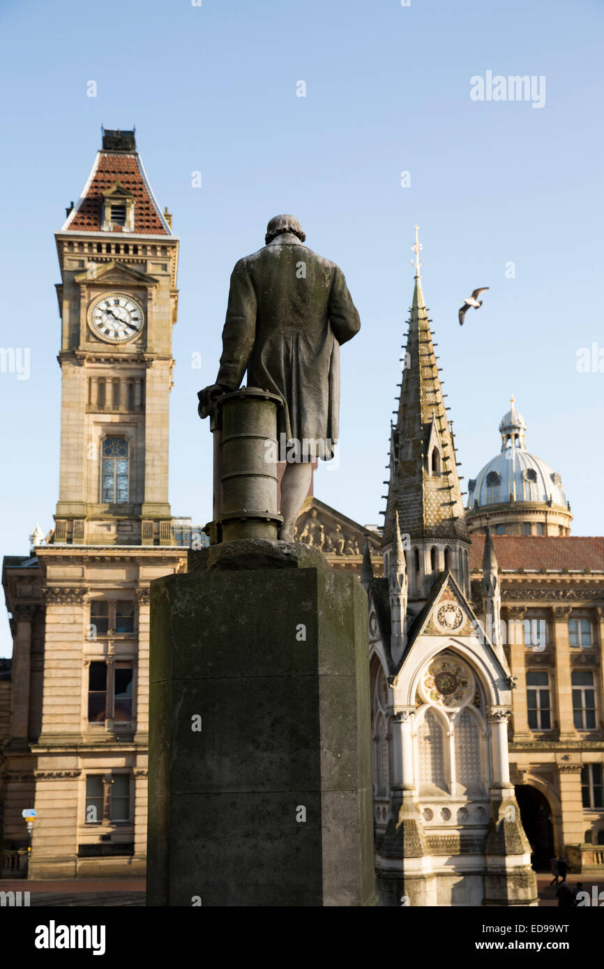 La Statue de James Watt face au Birmingham Museum and Art Gallery de Chamberlain Square, Birmingham. Banque D'Images