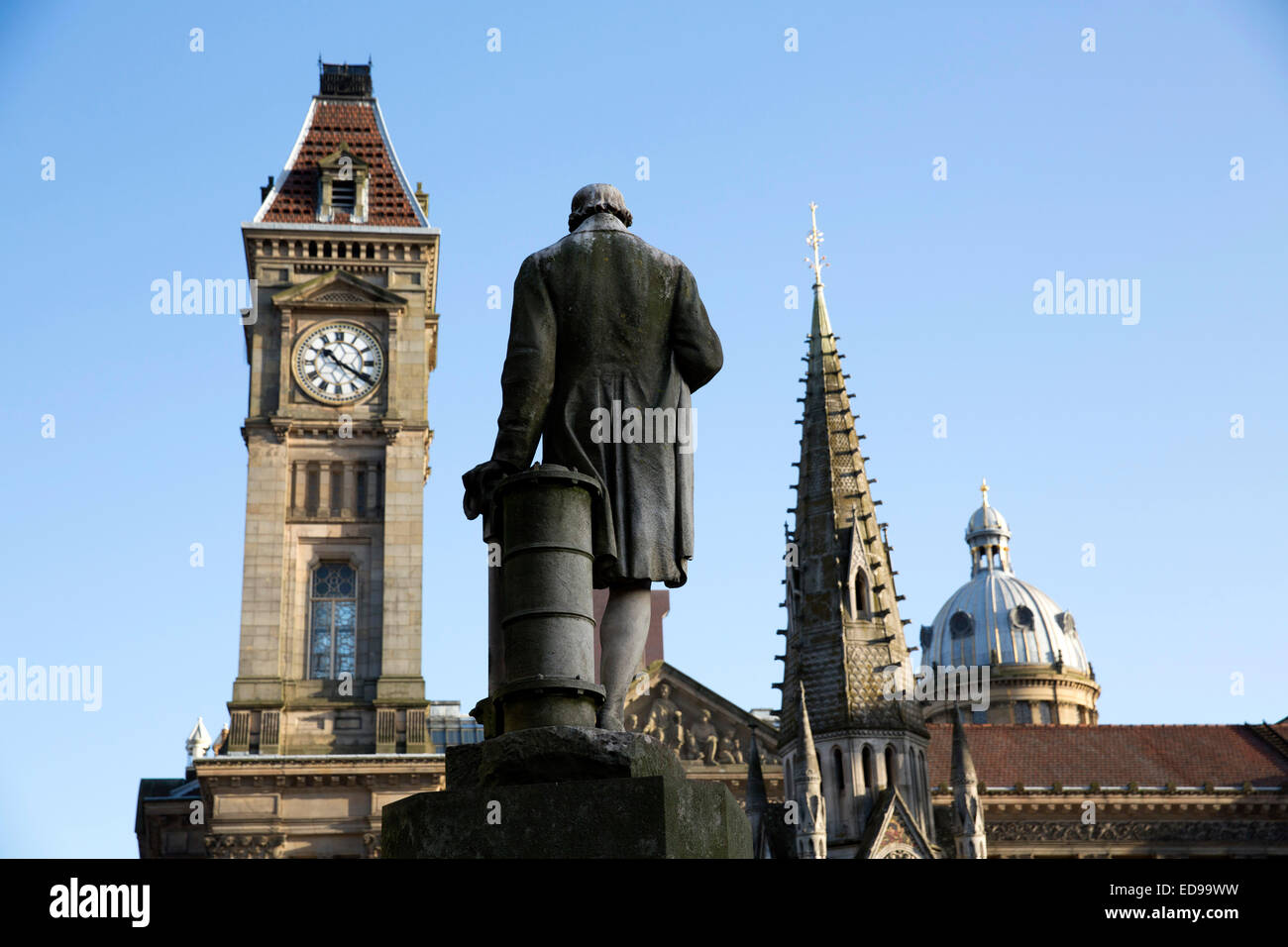 La Statue de James Watt face au Birmingham Museum and Art Gallery de Chamberlain Square, Birmingham. Banque D'Images