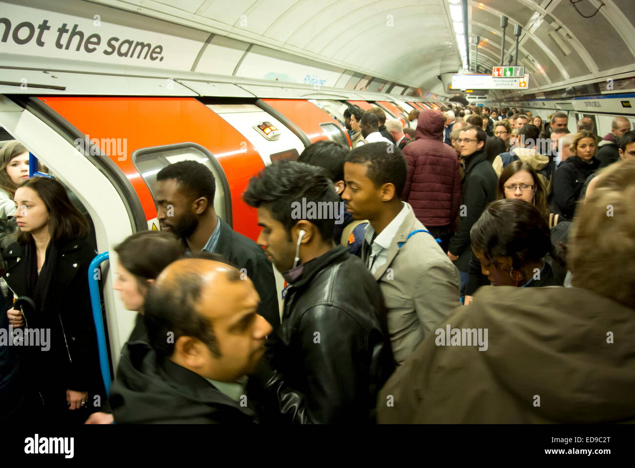 La foule des banlieusards et descendre un train à la station Oxford Circus sur la ligne Victoria, London, UK Banque D'Images