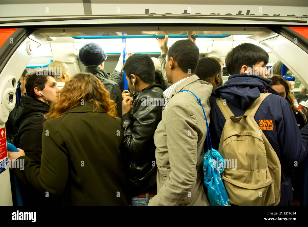La foule des banlieusards bord d'un train du métro de Londres à Oxford Circus gare sur la ligne Victoria, London, UK Banque D'Images