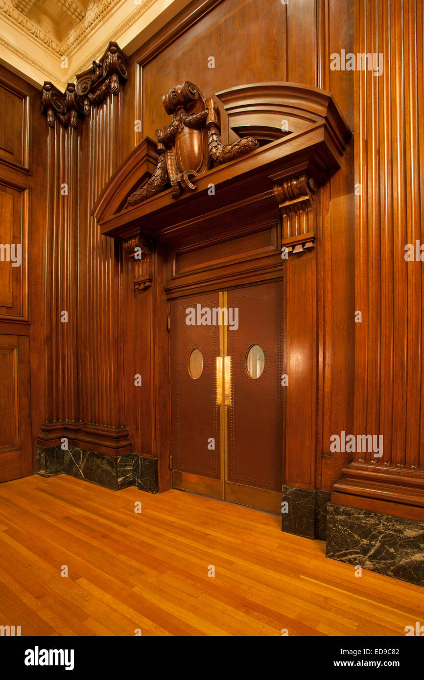 Portes à une salle d'audience Banque D'Images