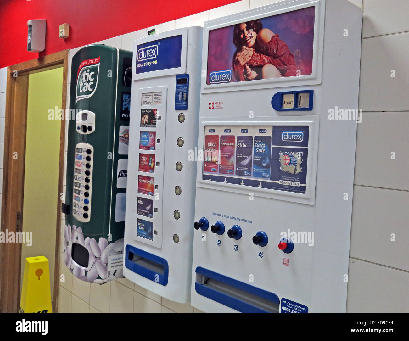 Distributeur automatique de préservatifs Durex dans une autoroute  toilettes, M5, M50 Strensham, England, UK Photo Stock - Alamy