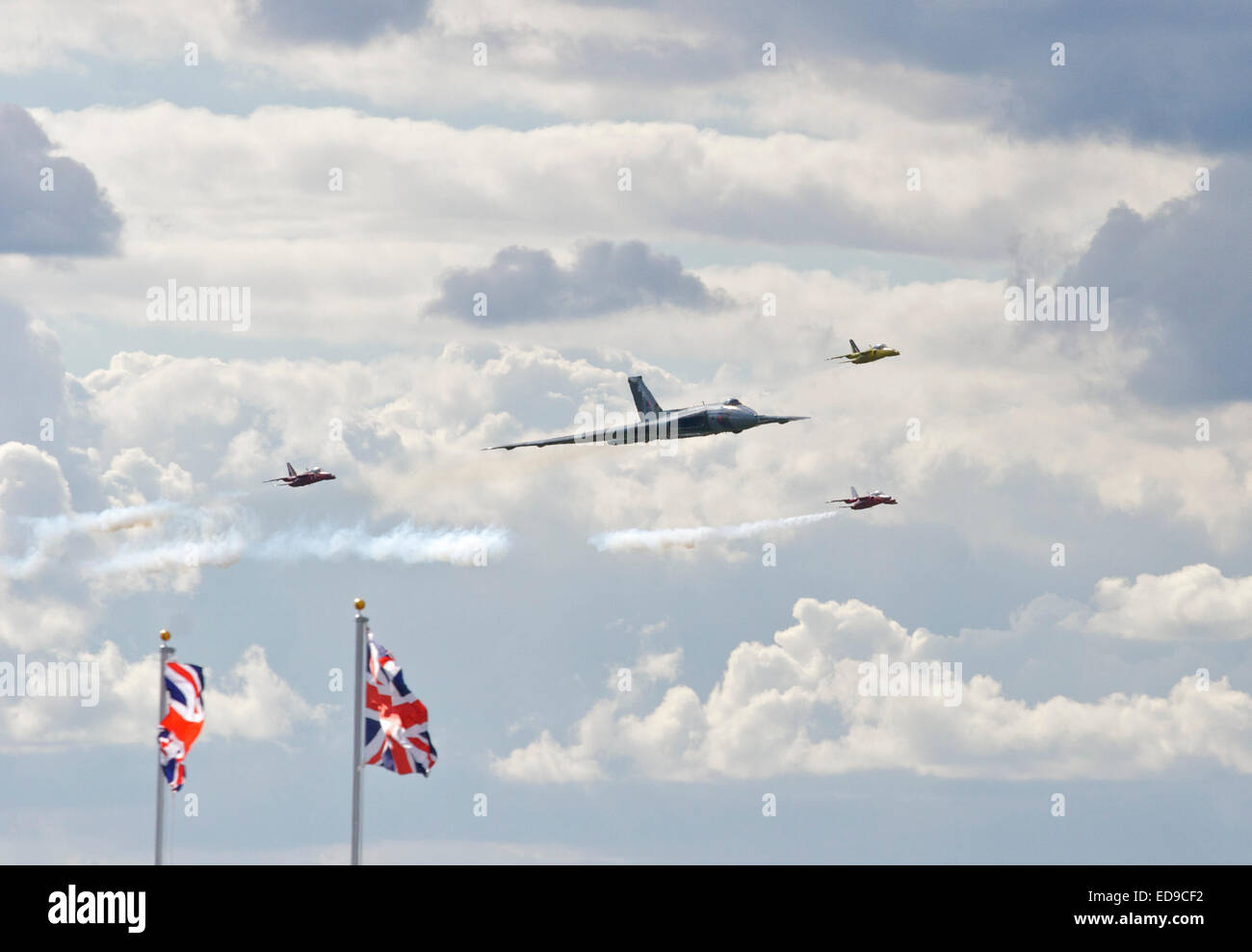 British Avro Vulcan escorté par trois jets Gnat Folland à Wings & Wheels 2014 Banque D'Images