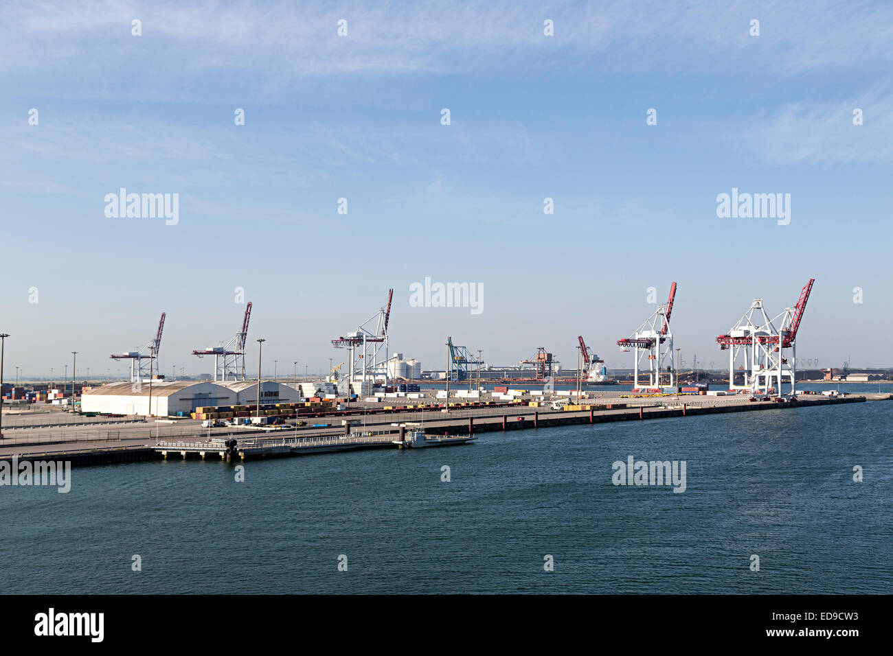 Grues sur quai, port de Dunkerque, France Banque D'Images