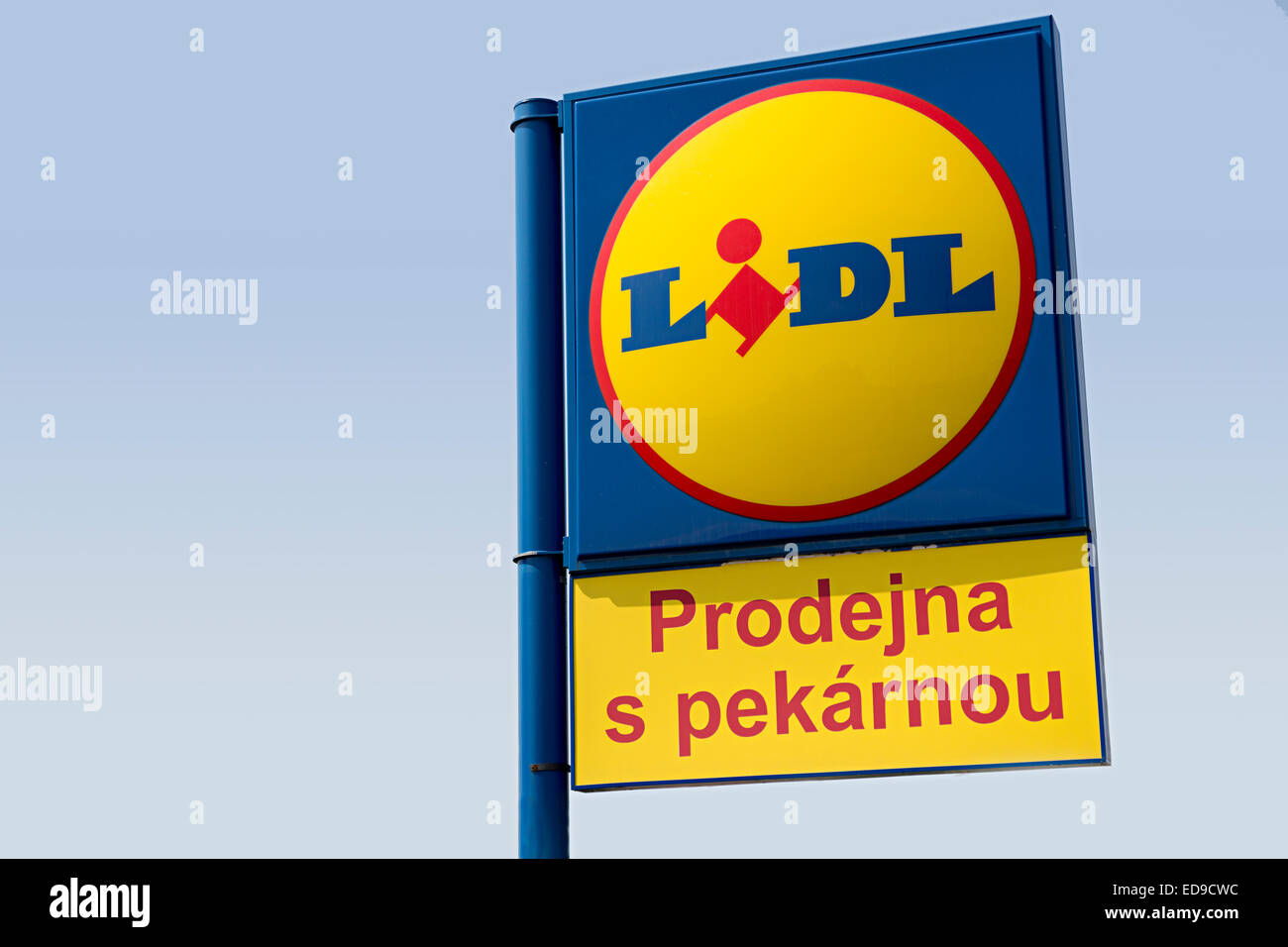 Lidl sign against blue sky, Brno, République Tchèque Banque D'Images