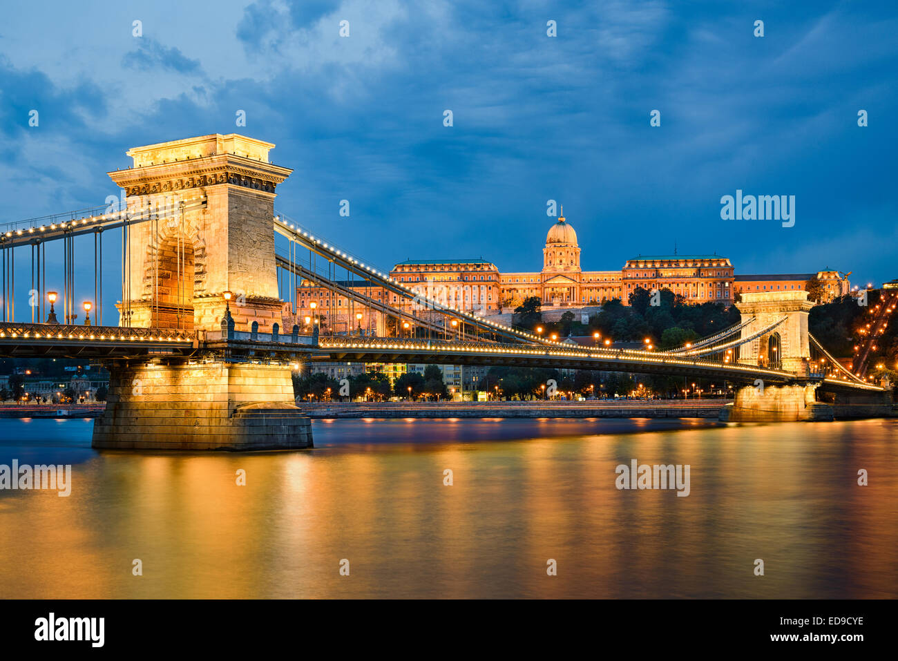 Le Château de Buda et le pont à chaînes la nuit à Budapest, Hongrie Banque D'Images