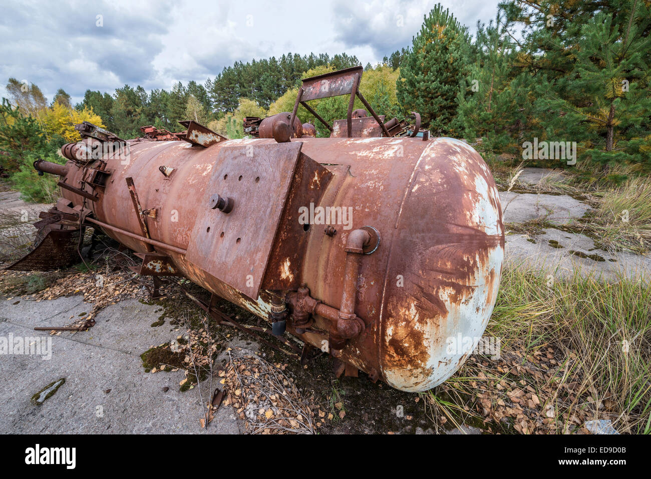 Citerne rouillée sur Junk Yard près de Illinci village de centrale nucléaire de Tchernobyl, l'Ukraine du phénomène Banque D'Images