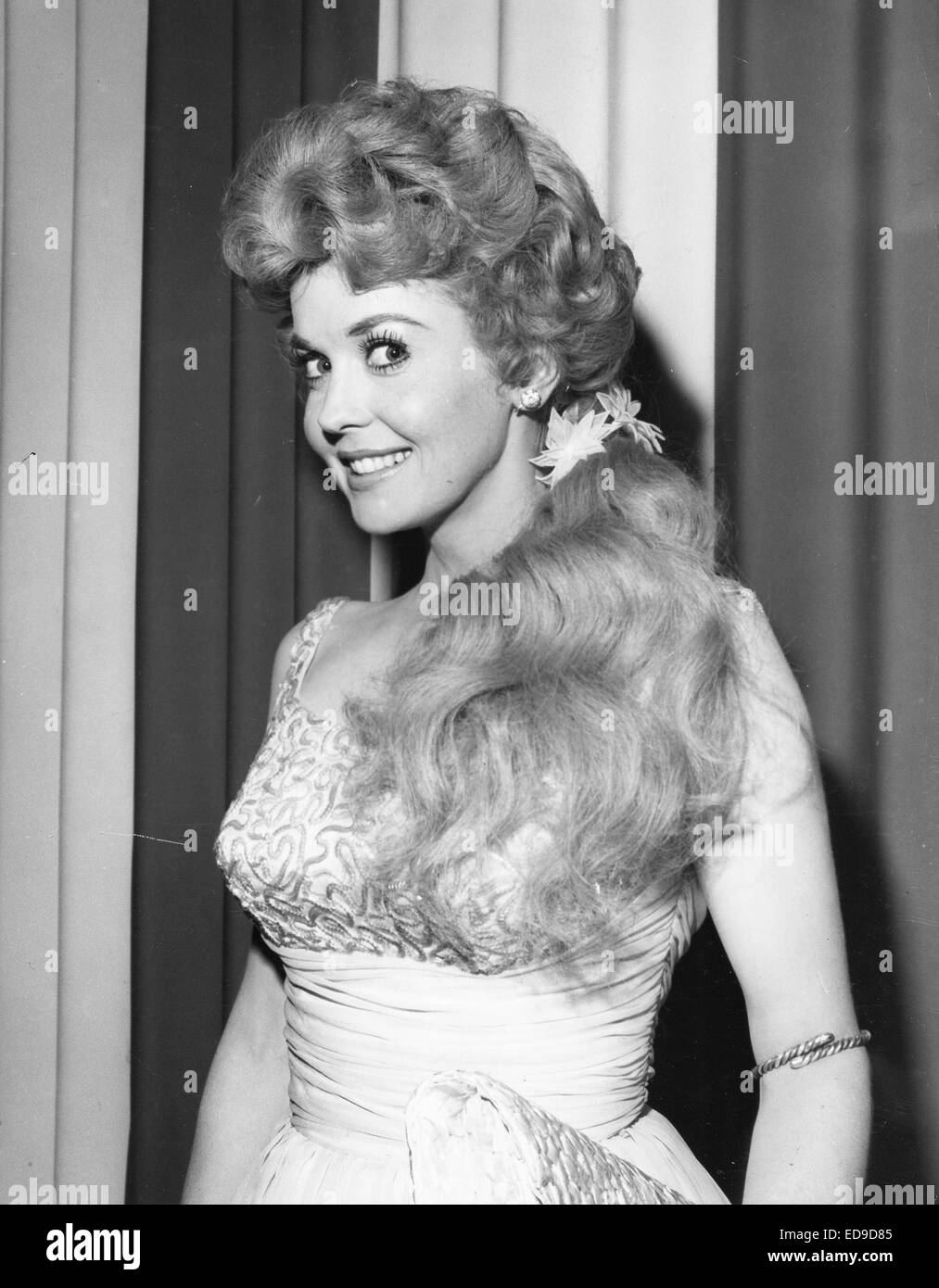 Fichier. 2 Jan, 2015. Donna Douglas, qui a joué hillbilly bombshell Elly peut Clampett sur la génération du baby-boom-aimée 1960 sitcom The Beverly Hillbillies, est décédé à son domicile de la Louisiane. Elle a été 81. Sur la photo : le 20 juillet 2011 - DONNA DOUGLAS. © Globe Photos/ZUMAPRESS.com/Alamy Live News Banque D'Images