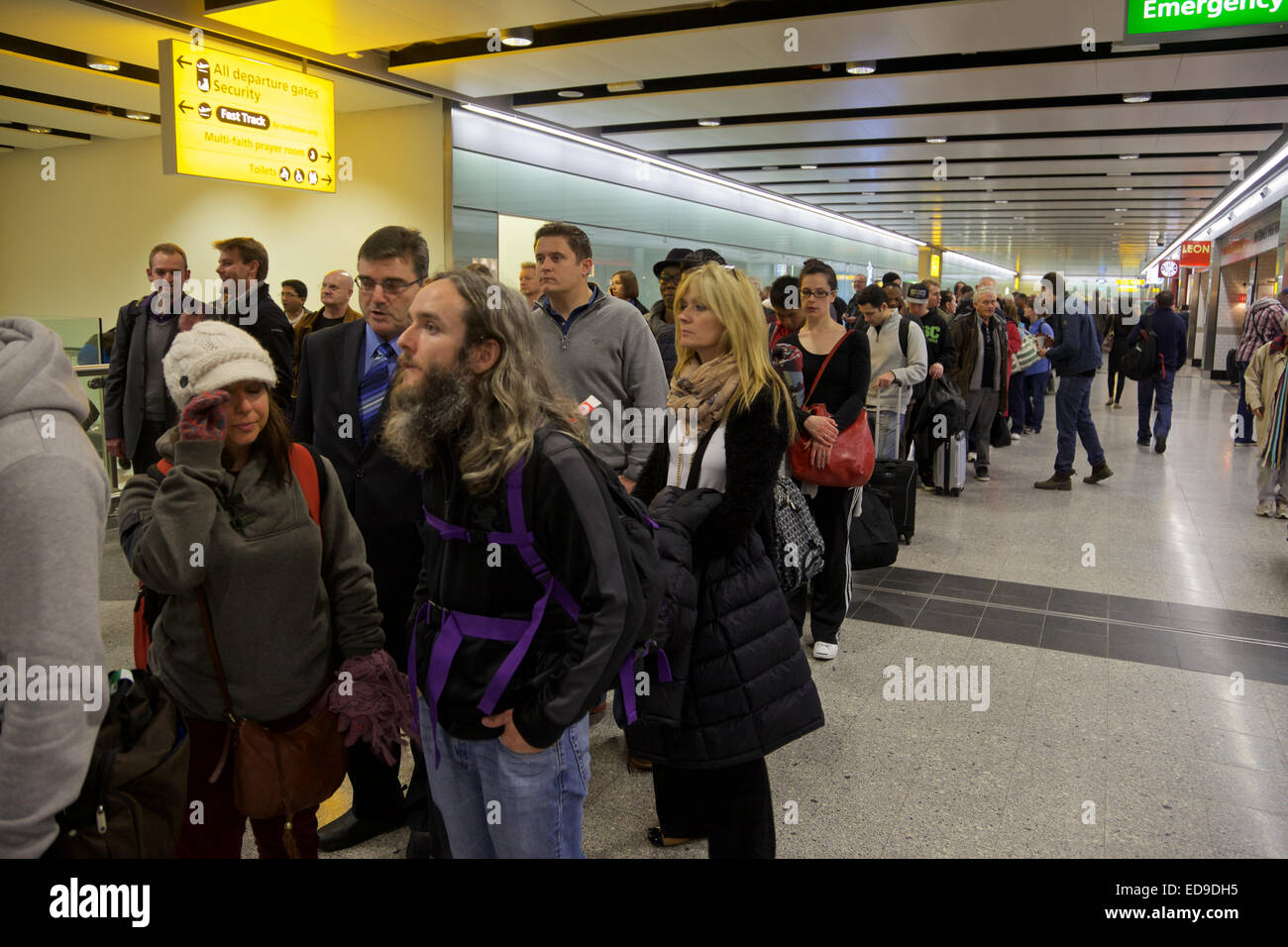 Les passagers en attente à l'aéroport de Heathrow, Londres Banque D'Images