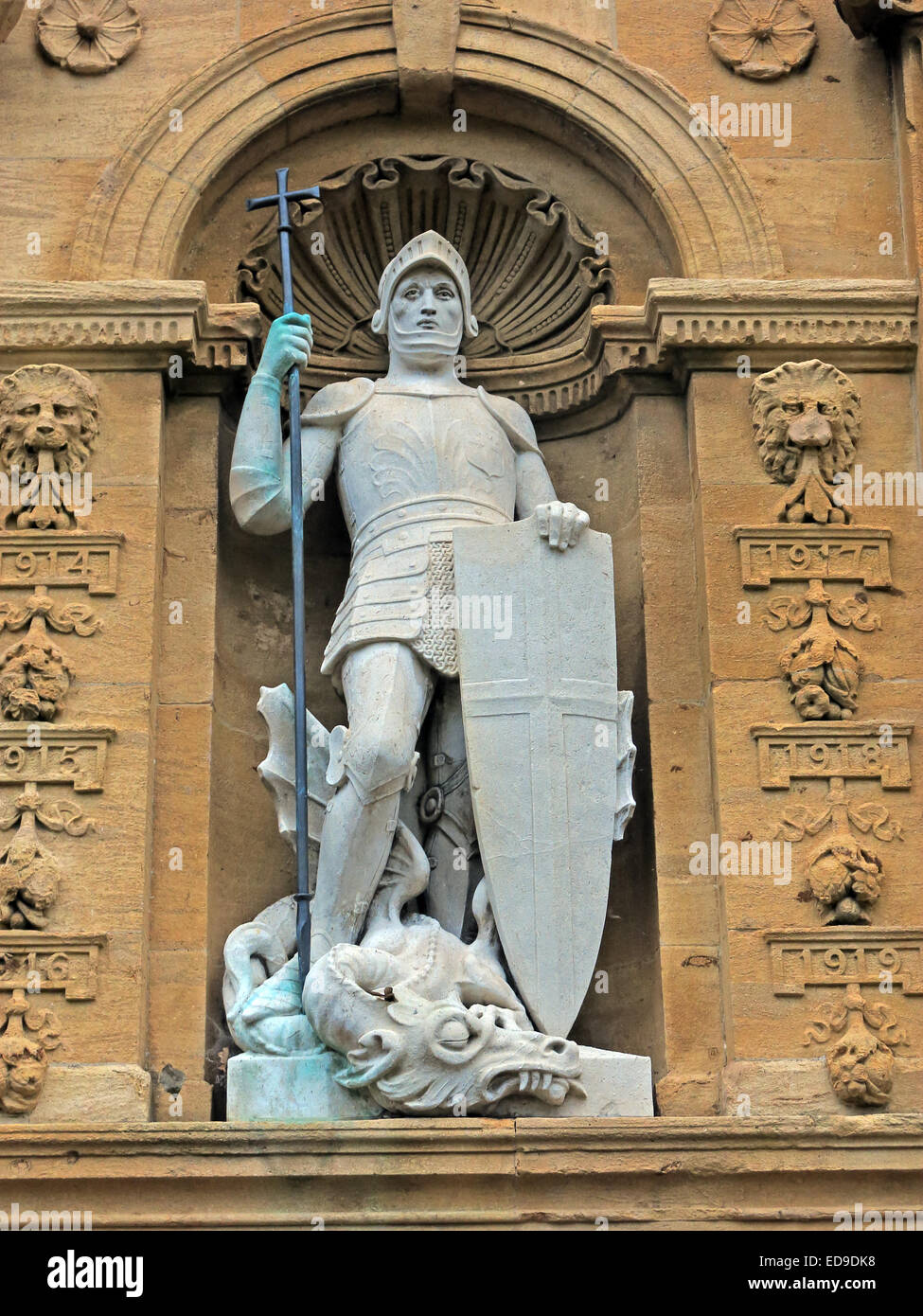 Cénotaphe Lichfield War Memorial, noms des morts à la guerre, Staffordshire, Angleterre, Royaume-Uni, avec George et le dragon Banque D'Images