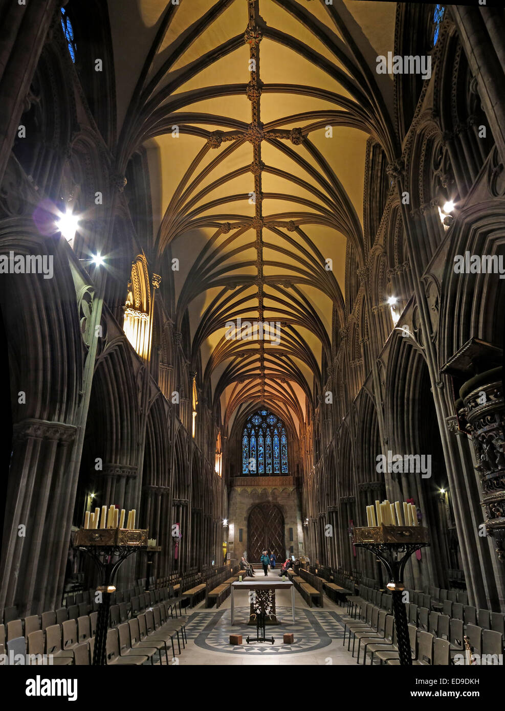 Nef et intérieur de la cathédrale de Lichfield au crépuscule, The Close, Lichfield , Staffordshire, Angleterre, ROYAUME-UNI, WS13 7LD Banque D'Images