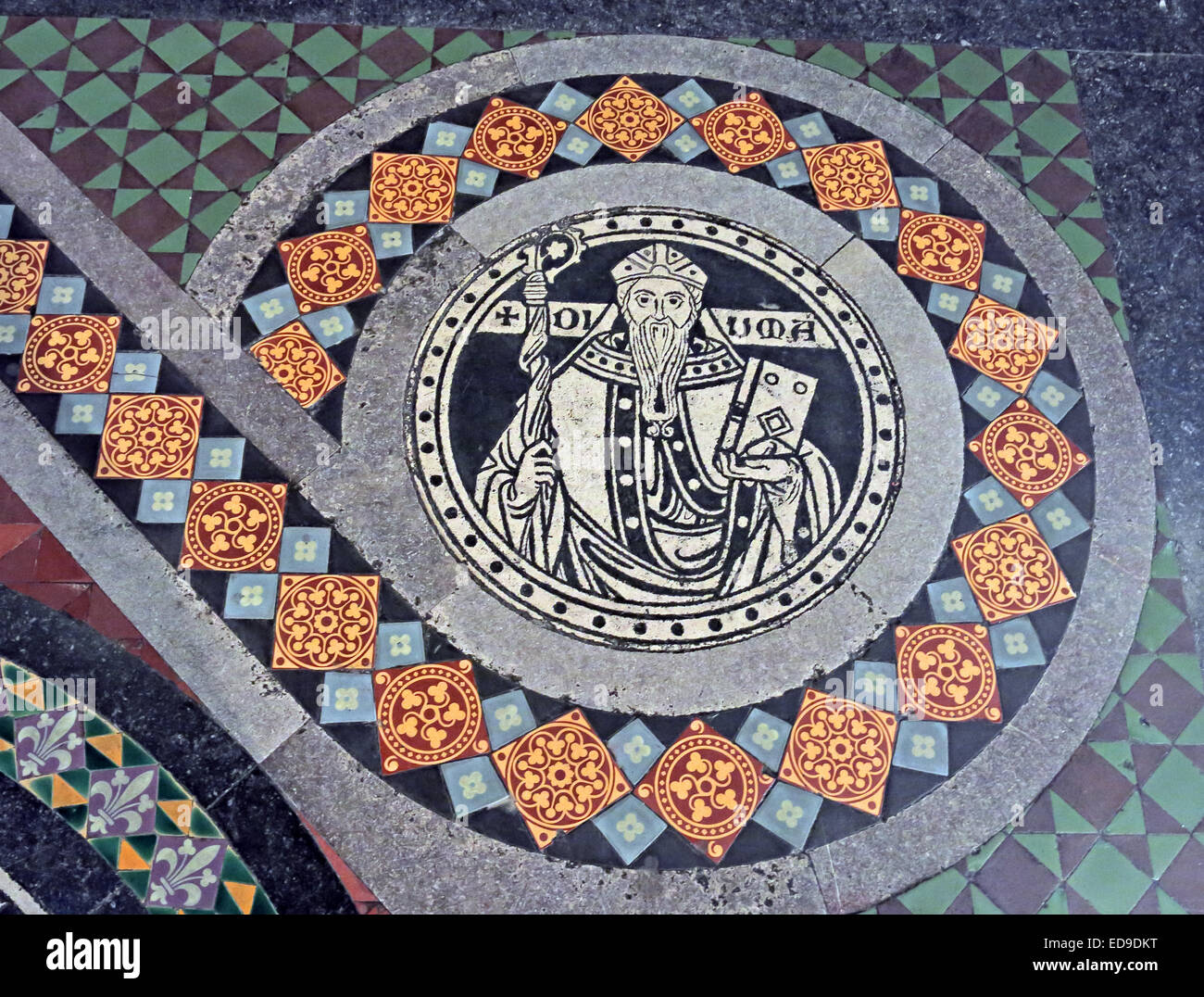 Tuiles sur parole à la cathédrale de Lichfield, dans le Staffordshire, Angleterre Royaume-uni WS13 7LD conduisant à l'autel Banque D'Images