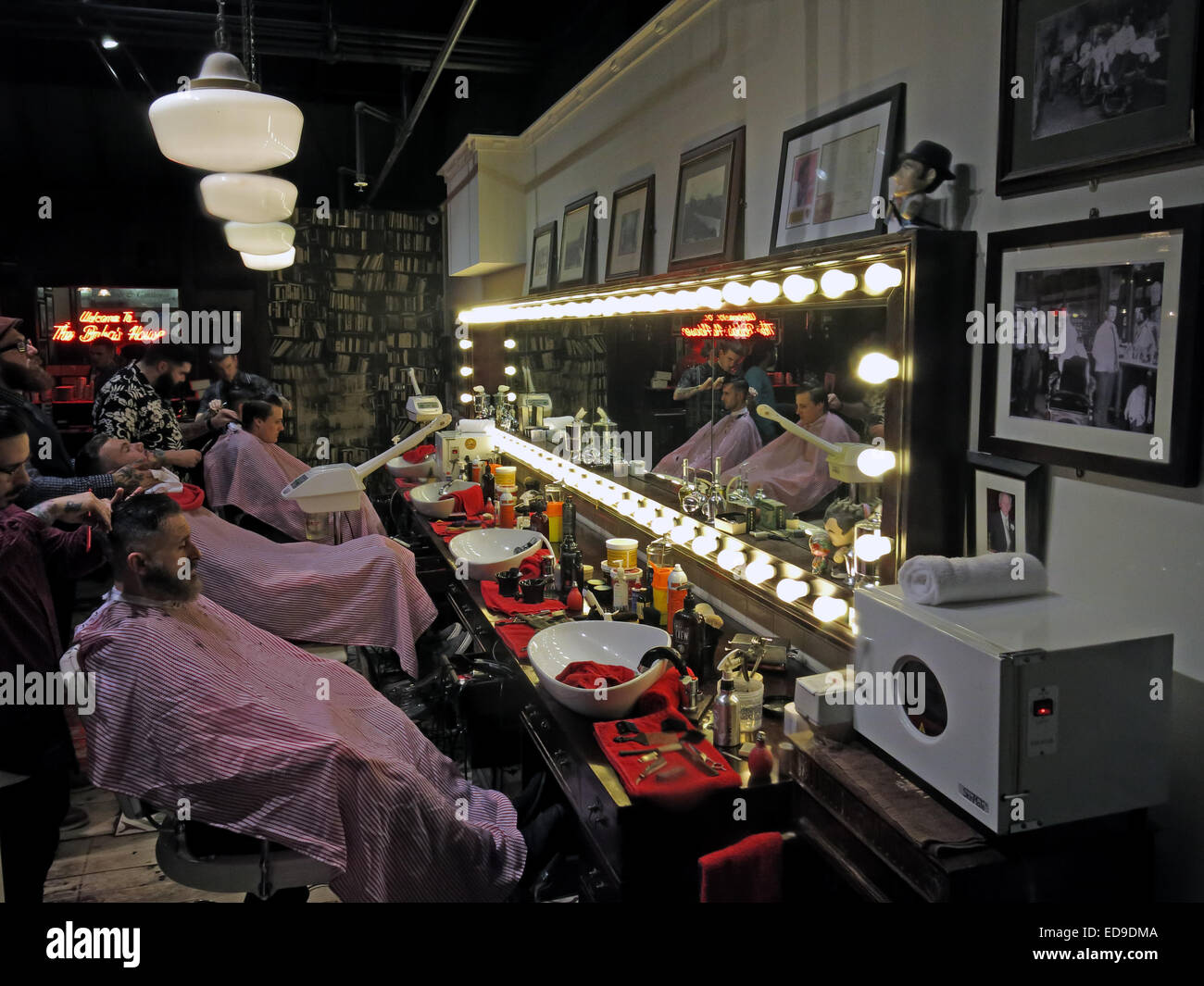 Salon de coiffure traditionnel, Barton Arcade, centre de Manchester, ville d'Angleterre, Royaume-Uni Banque D'Images