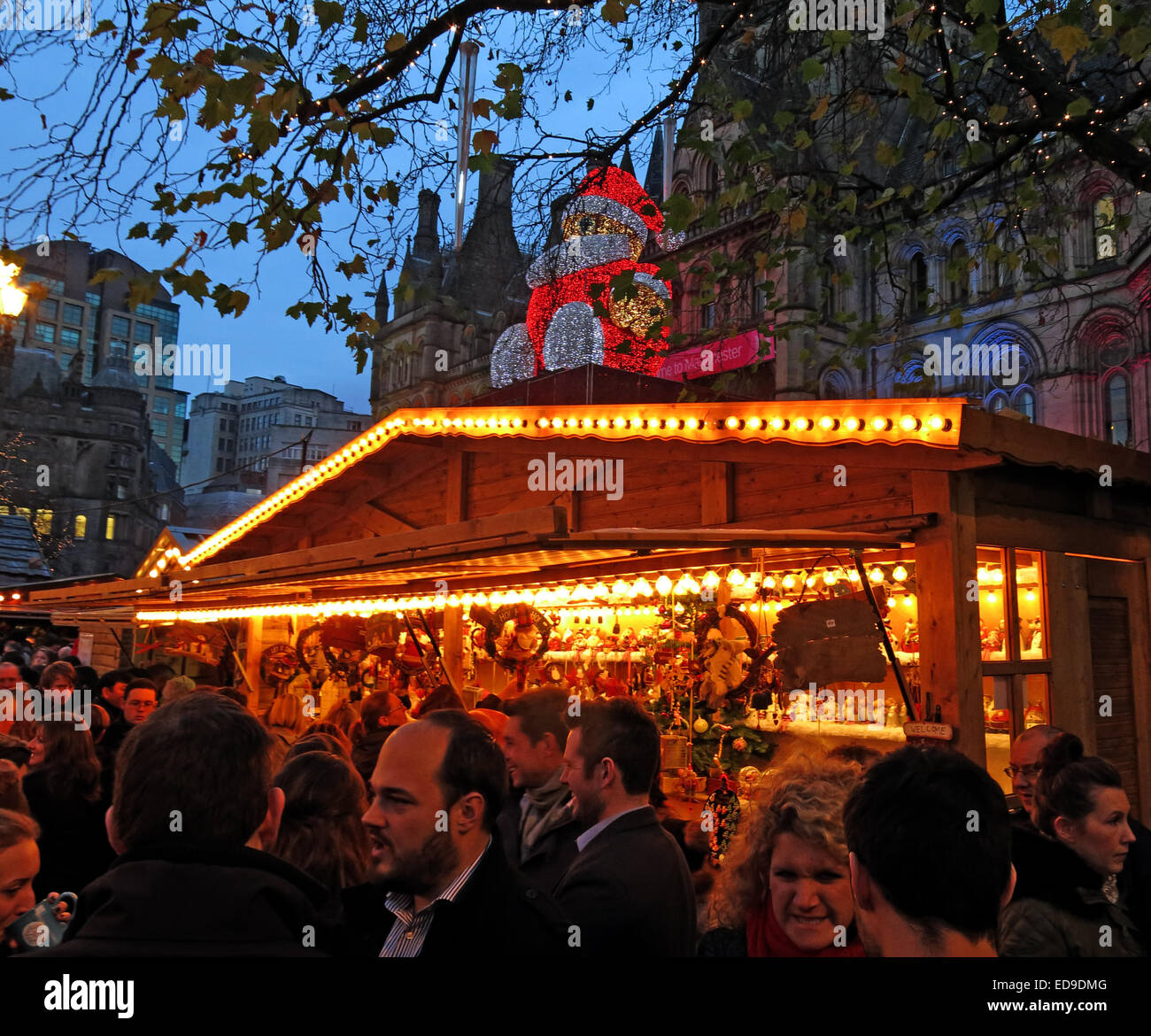 Manchester City Xmas marchés allemands Nov/Dec, England, UK, au crépuscule, en Père Noël sur Town Hall Banque D'Images