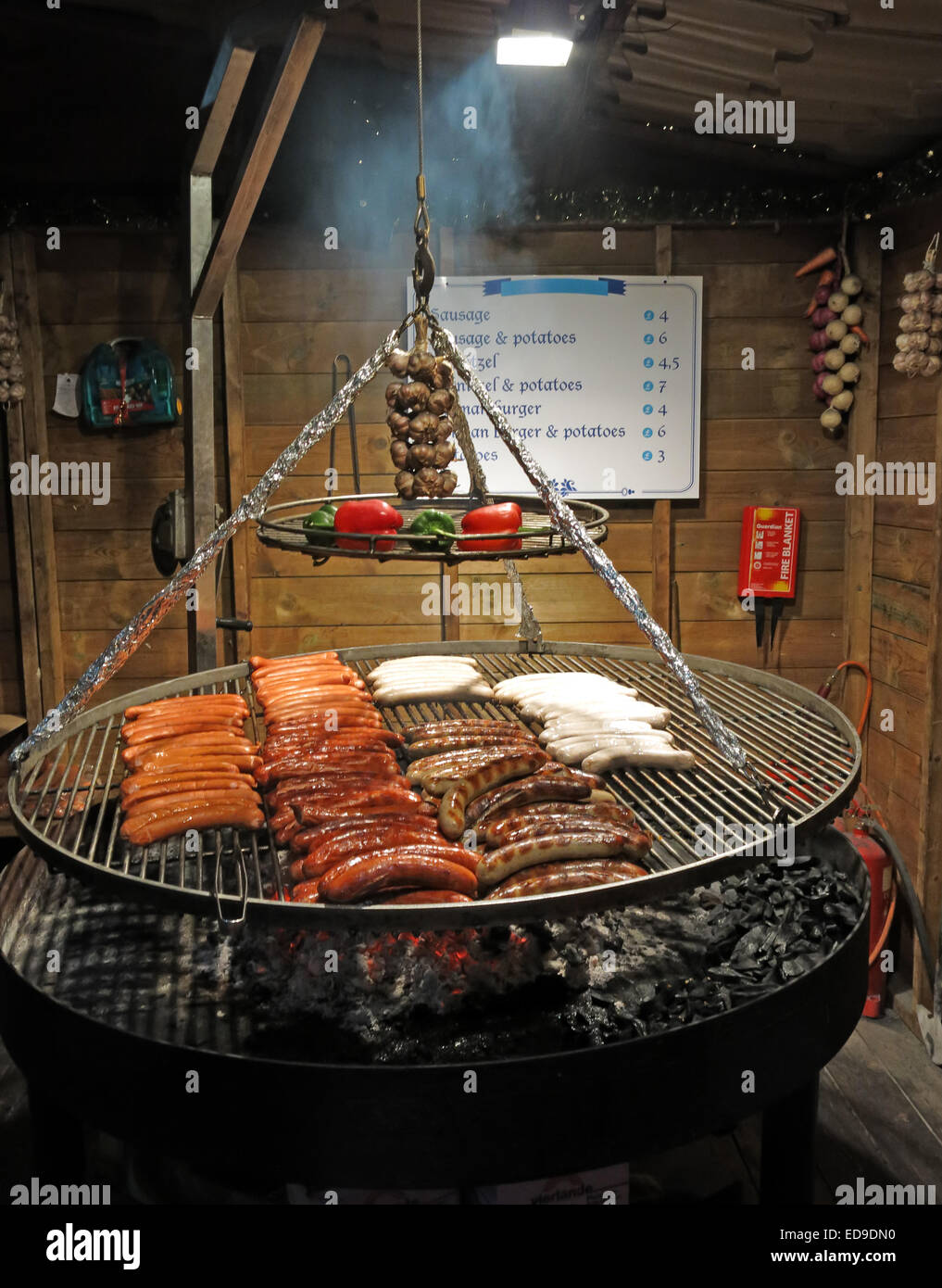 Barbecue saucisse à la Manchester City Xmas marchés allemands Nov/Dec, England, UK - crépuscule Banque D'Images