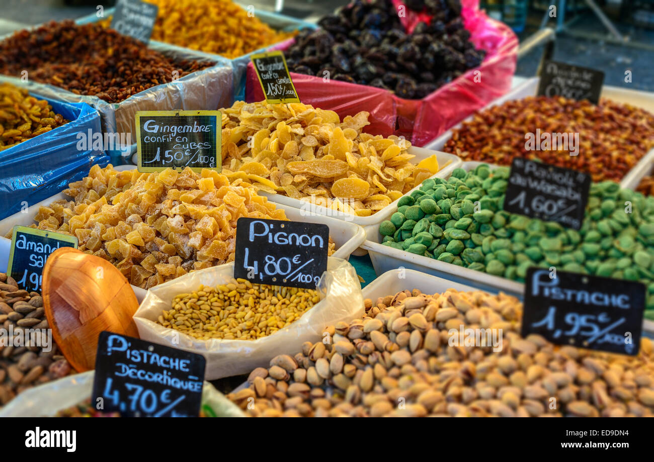 Détails d'un marché provençal dans le village de Riez Banque D'Images