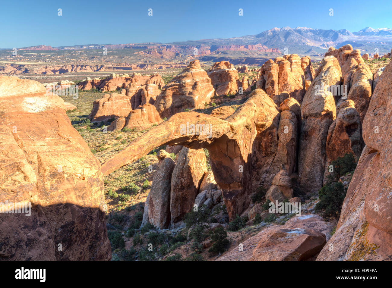Une rare vue arrière du emblématiques de Arch dans le jardin du diable l'article rock ailerons sur le parc national Arches dans l'Utah Moab Banque D'Images