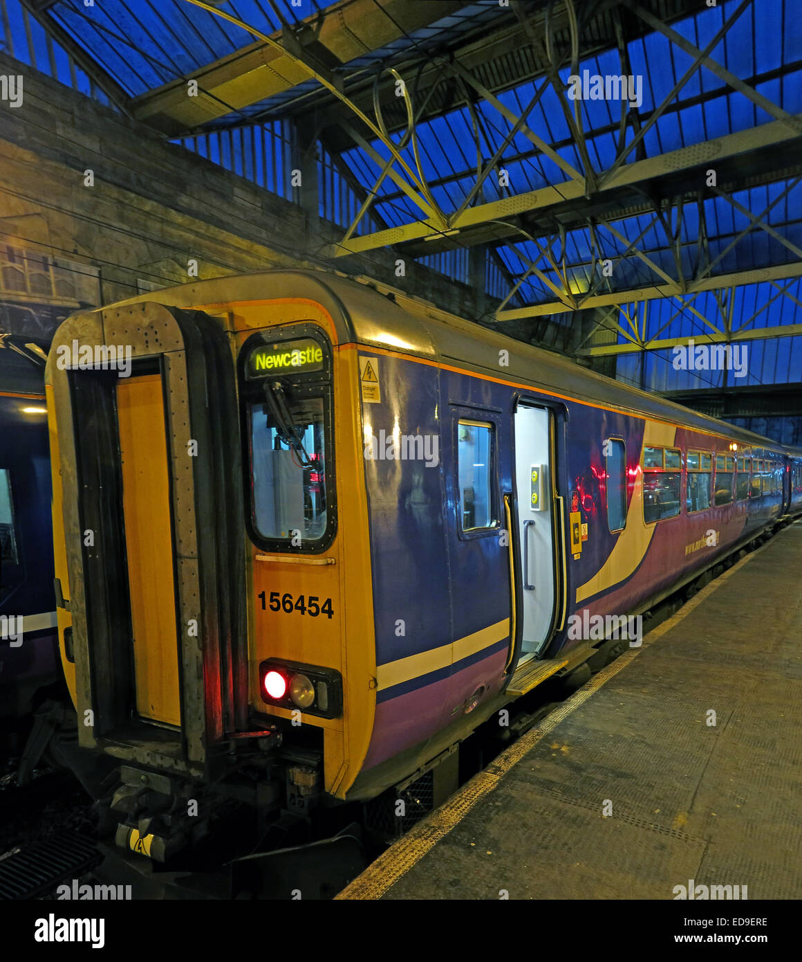 Train de Newcastle à Carlisle railway station, au crépuscule, le nord de l'Angleterre Banque D'Images