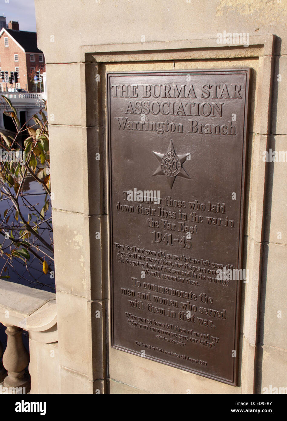 La Direction générale de l'Association étoiles Birmanie plaque de bronze à Warrington Bridgefoot Cénotaphe, Cheshire, England, UK Banque D'Images