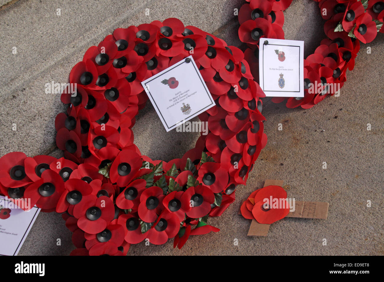 Le jour du Souvenir au cénotaphe de coquelicots & Warrington Nov 2014, Bridgefoot, Wilderspool Causeway, Cheshire, England, UK Banque D'Images