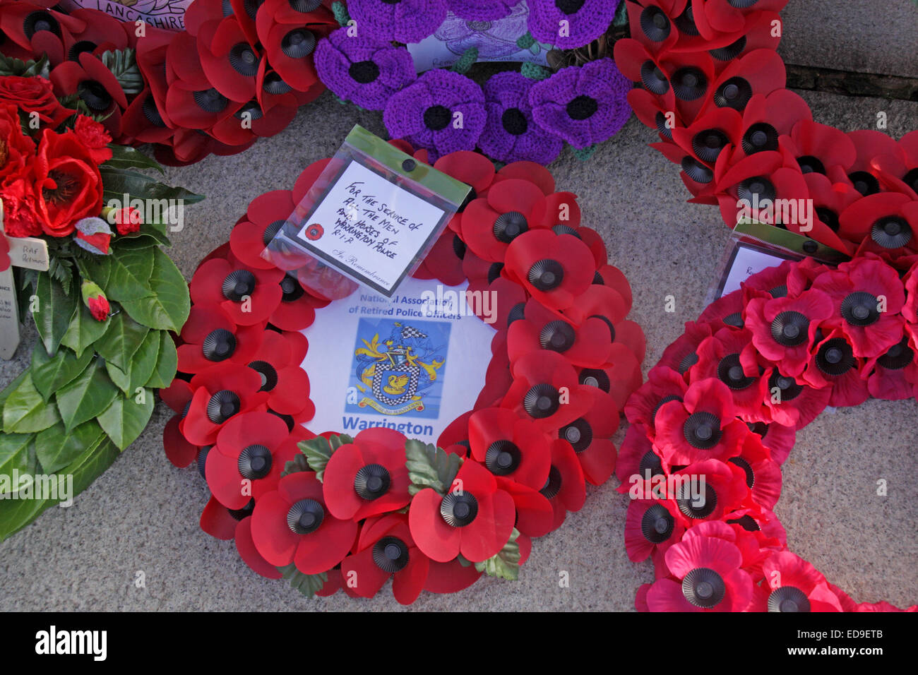 Le jour du Souvenir & Poppy wreaths Warrington Cénotaphe Novembre 2014, Bridgefoot, Wilderspool Causeway, Cheshire, England, UK Banque D'Images