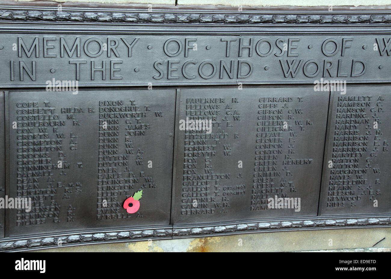 Le jour du Souvenir au cénotaphe de Warrington Pavot & Novembre 2014, Bridgefoot, Wilderspool Causeway, Cheshire, England, UK Banque D'Images