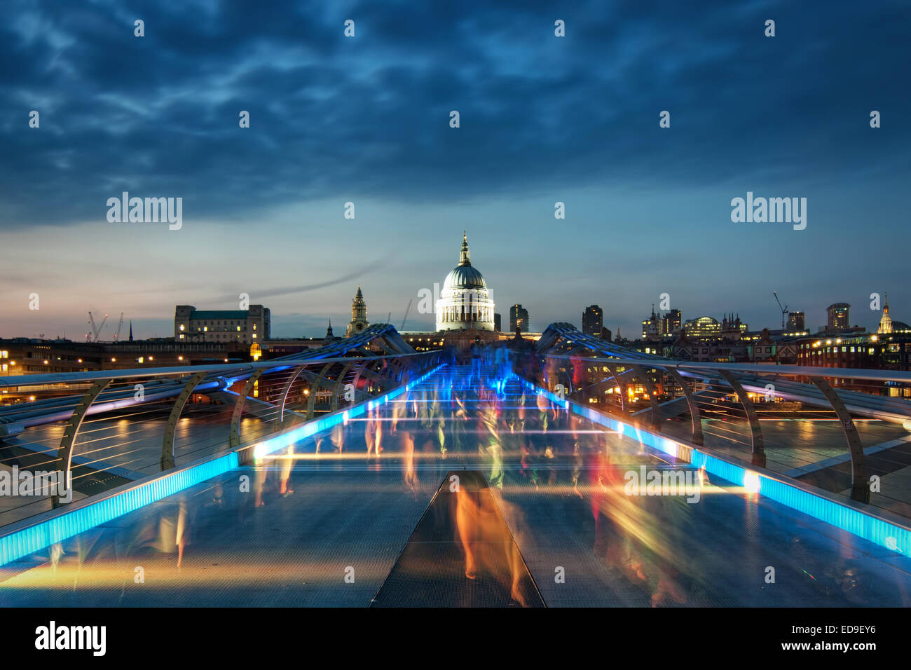 Millennium Bridge et de la cathédrale St Paul à Londres. Banque D'Images