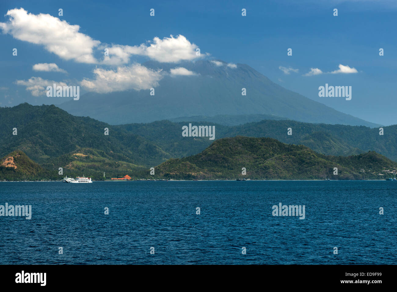Mont Agung (3142m) et de la côte près de Padang Bai sur la côte sud-est de l'île de Bali, Indonésie. Banque D'Images