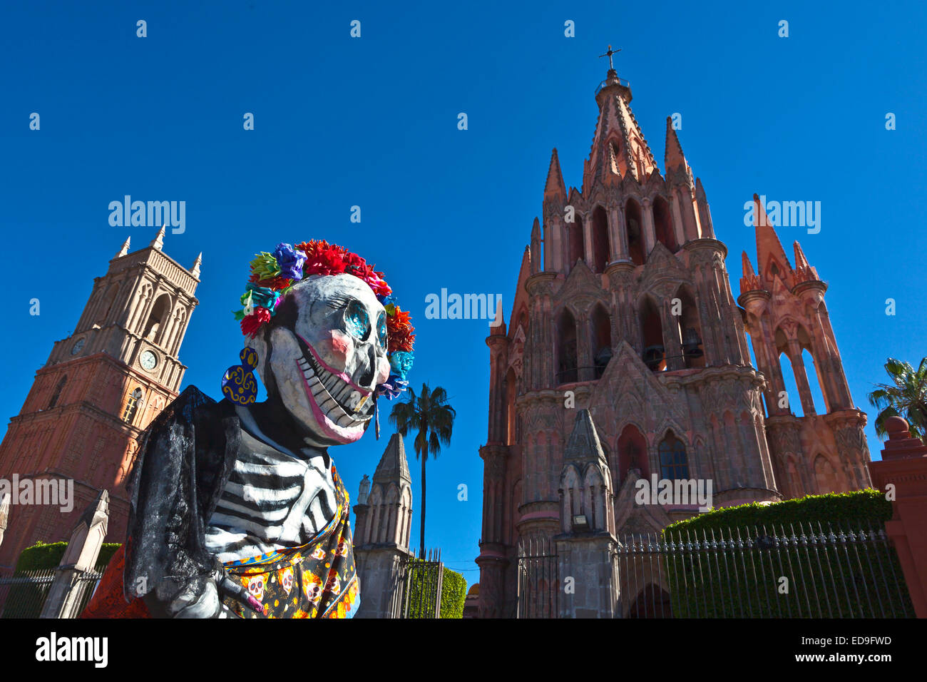 Un géant en papier mâché LA CALAVERA CATRINA ou crâne élégant, l'icône de la FÊTE DES MORTS - San Miguel de Allende, Mexique Banque D'Images