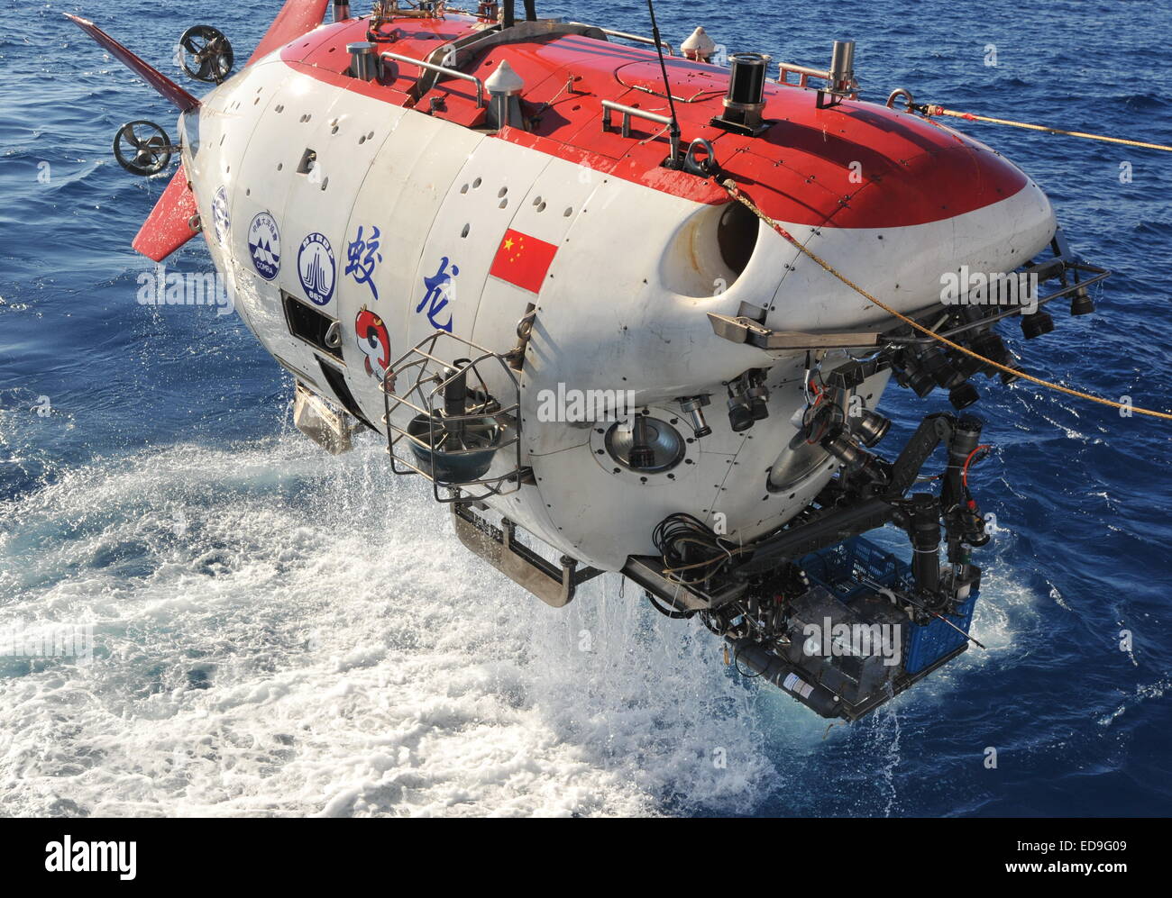 China's deep sea submersible habité Jiaolong est soulevé hors de l'eau dans l'Océan Indien, le 2 janvier 2015. Jiaolong a effectué la première plongée sur une mission chargée d'étudier les évents hydrothermaux actifs dans le sud-ouest de l'océan Indien le 2 janvier. C'était la première fois pour le submersible de prendre la deuxième série des élèves-pilotes dans la plongée sous-marine, qui vise à permettre aux stagiaires d'apprendre certaines compétences d'opération submersible dans les évents hydrothermaux actifs et recueillir des échantillons de fluide hydrothermal, sulfure, les roches, les sédiments et l'eau. Banque D'Images