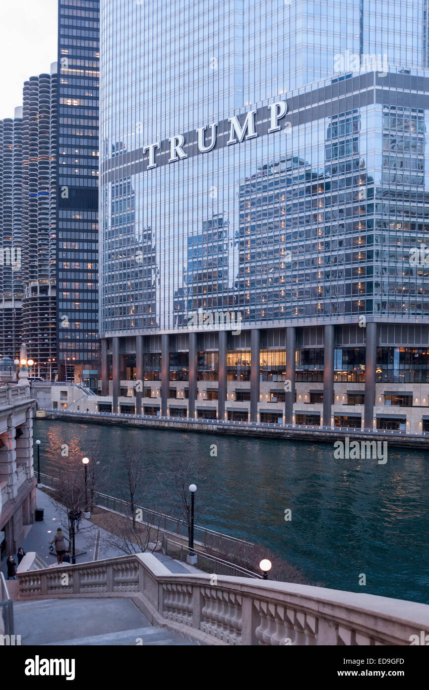 Chicago, USA. 2 janvier 2015. Sur Donald Trump's 'hôtel Trump International', la controverse s'il précise le New York Developer's last name peut être vu dans les lettres 20 pieds de haut. Le maire de Chicago, Rahm Emanuel, veut arrêter tout se répète en réglementant la taille, l'emplacement et les matériaux des panneaux le long du secteur riverain du centre-ville de Chicago. Ces règlements avaient été en place avant de Trump a reçu la permission de son signe, sa taille aurait été de 550 pieds carrés au lieu de la 2 891 pieds carrés qui a été admis. Crédit : Stephen Chung/Alamy Live News Banque D'Images